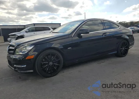 2013 Mercedes-Benz C 250 z USA, uszkodzony, nr VIN WDDGJ4HB8DG028124